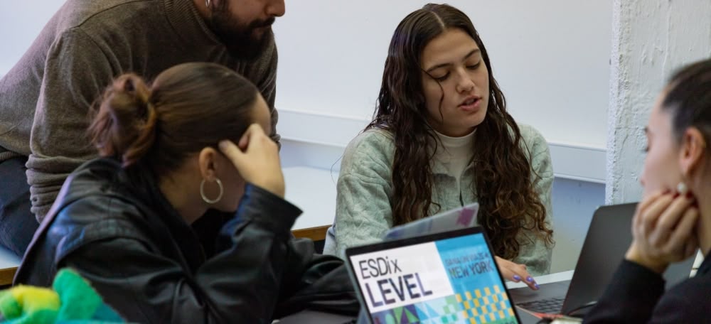 Alumnes del Grau en Disseny Gràfic amb el professor Kevin Sabariego, treballant en el disseny del mocador de LEVEL. Autor: cedida per ESDi.