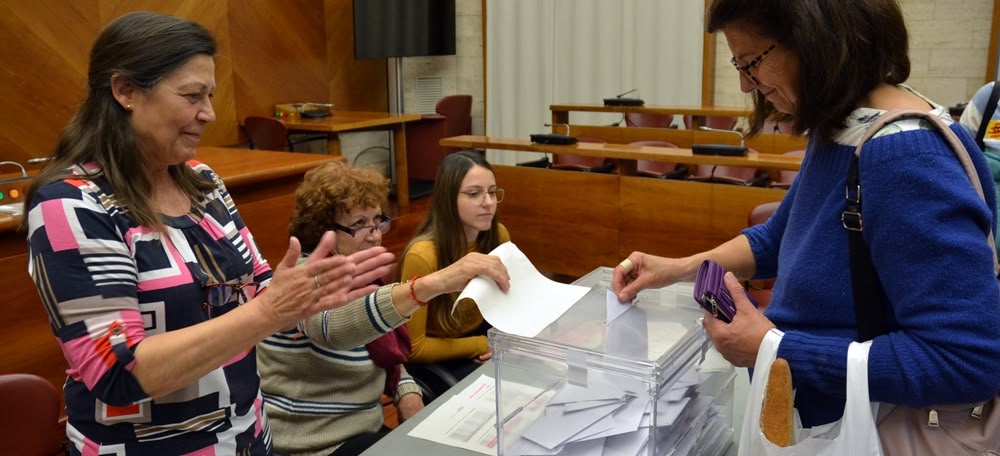 Foto portada: treballadors municipals, votant a la sala de plens, aquest matí. Autor: J.d.A.