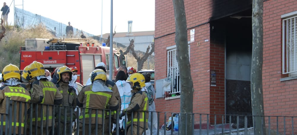 Bombers a l'incendi de l'edifici de Rubí. Autora: Marta Vidal.