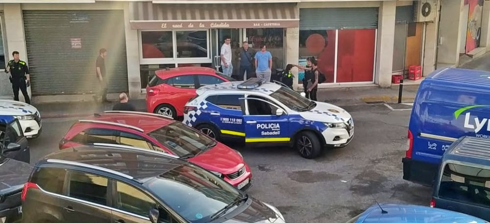 Foto portada: dispositiu policial a la zona on s'ha produït el tiroteig. Autora: M.R / cedida.