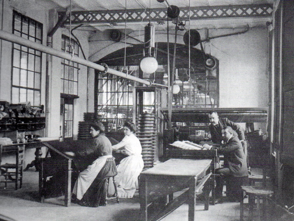 Cosidores de la fàbrica Brujas (aprox. 1905). Autor desconegut/UES