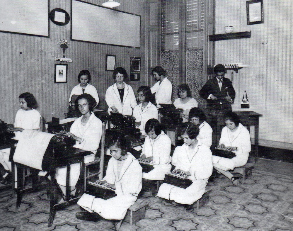 Aula de mecanografia i taquigrafia a l'Acadèmia Miralles (aprox. 1925). Autor desconegut/AHS