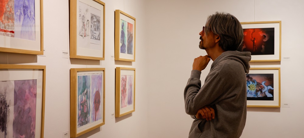 Foto portada: un visitant a la mostra. Autor: David Jiménez.