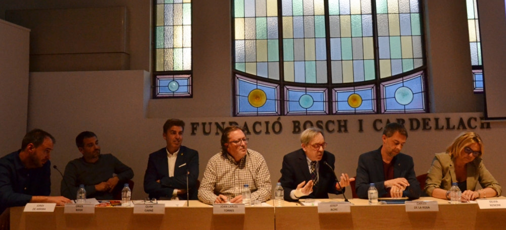 Els representants de sis partits polítics, juntament amb Jordi de Arriba, al debat de cultura del Centre d'Entitats. Autor: Jordi M.