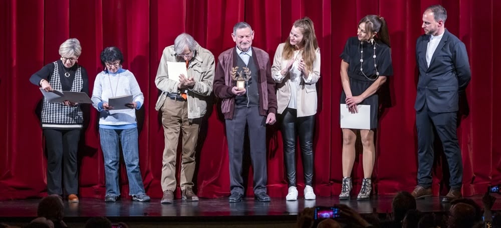 Entrega dels gravats a la mare de Queralt Castellet, Maria Antòni Cabistany, Tomàs Pladevall i Laura Andrés. Al mig, Antonio Martos amb l'escultura i la seva filla Inma. A la dreta, el director de l'iSabadell Jordi de Arriba. Autor: J.Peláez. 