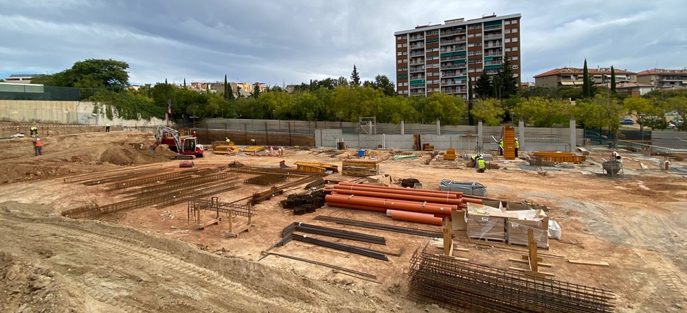 Foto portada: obres de construcció del nou pavelló Oest, la principal inversió municipal aquest mandat. Autor: J.R.