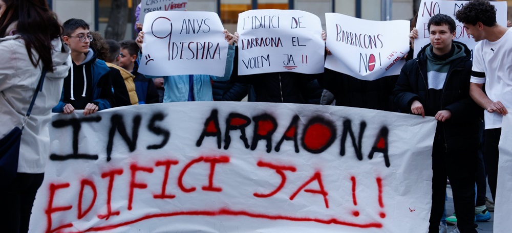 Alumnes de l'institut Arraona, protestant a les portes del ple. Autor: David Jiménez.