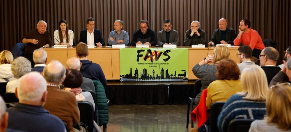 Foto portada: el president de la FAV, Manuel Navas, Maria Grossi (Sentim), Lluis Matas (Junts), Pau Avellaneda (Crida), Joan Carles Torres (En Comú Podem), Gabriel Fernàndez (ERC), Carmel Montllor (PSC), Joan Garcia (Cs) i el moderador de la taula rodona, el periodista i director de l'iSabadell, Jordi de Arriba. Autor: David Jiménez.