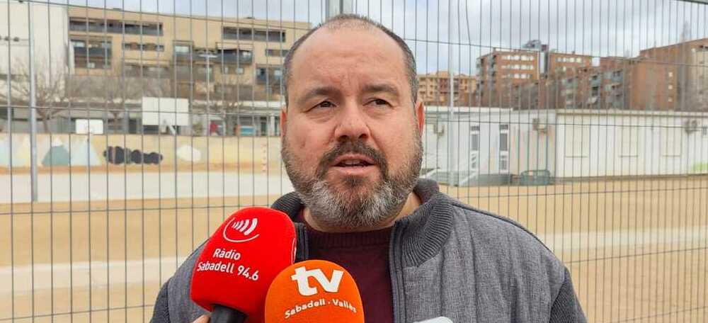 Joan Mena, en roda de premsa davant l'Institut-Escola Virolet