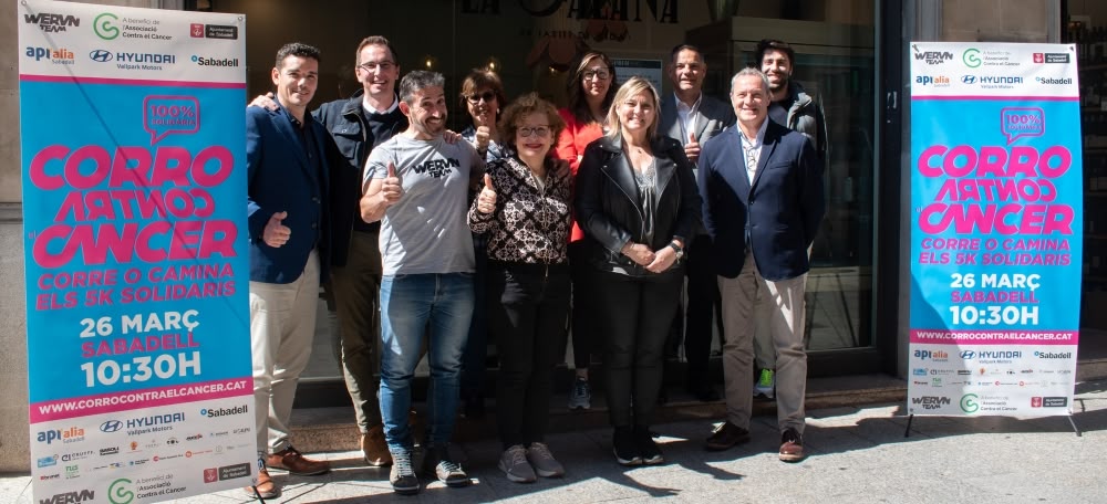 Foto portada: L'equip d'organitzadors, patrocinadors i regidoria que forma part de la cursa Corro contra el Càncer. Autor: Izan Vizuete.