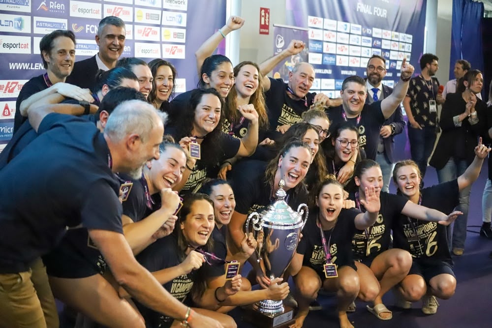 Les jugadores, el cos tècnic i el president del Club, amb la Champions. Autora: Alba Garcia.