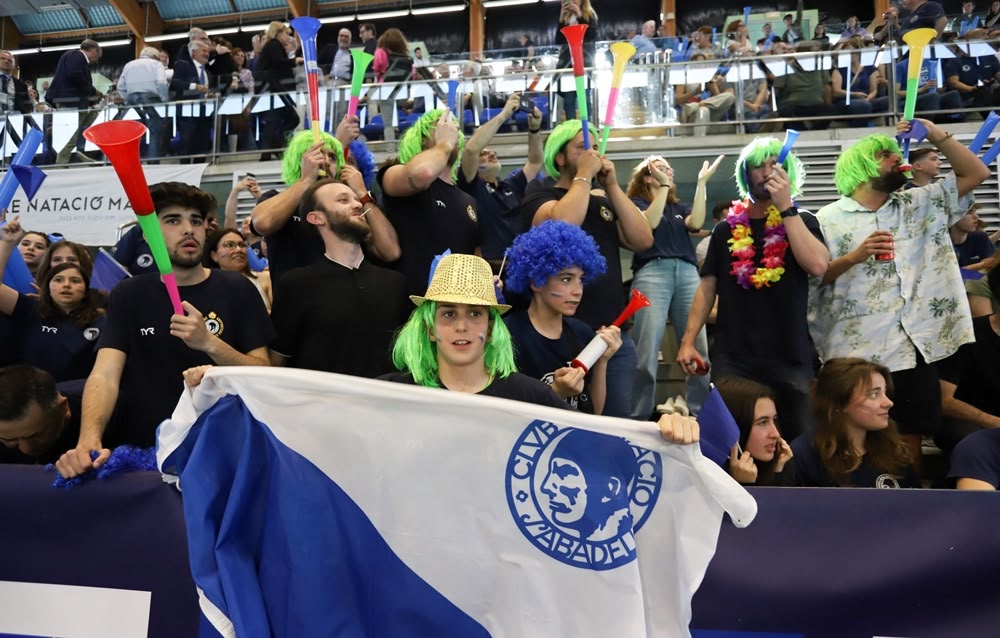 L'afició del Sabadell, celebrant el títol. Autora: Alba Garcia.