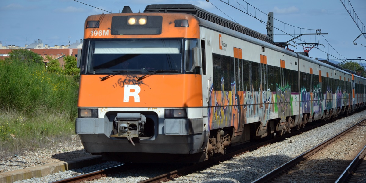 Vagons de la línia 4 de Rodalies passant per Can Llong, al maig de 2021. Autor: J.d.A.