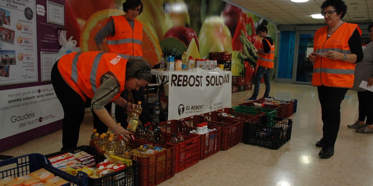 Foto portada: recollida d'aliments del Rebost Solidari, fa alguns anys. Autor: David B.