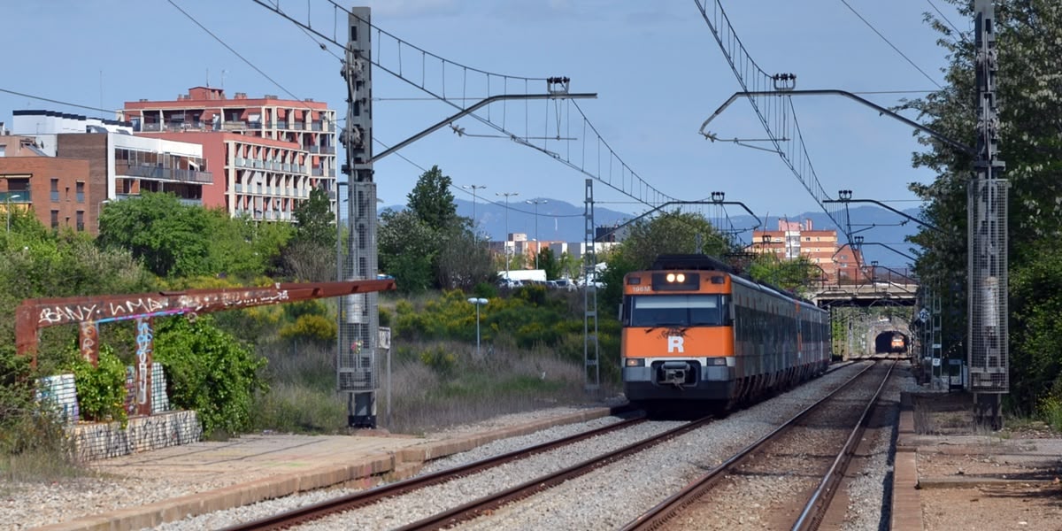 Vagons de la línia 4 de Rodalies passant per Can Llong, al maig de 2021. Autor: J.d.A.