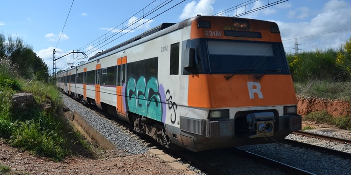 Vagons de la línia 4 de Rodalies passant per Can Llong, al maig de 2021. Autor: J.d.A.