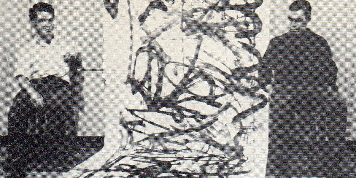 Antoni Angle i Joaquim Montserrat en la tela pintada a quatre mans al mig del Passeig, l'any 1960, acció precursora del Grup Gallot.