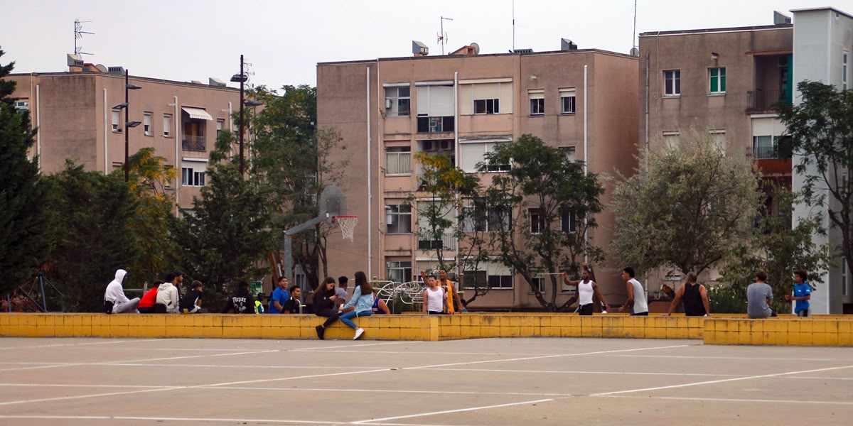 Foto portada: la plaça de Picasso, punt neuràlgic del barri de Campoamor. Autora: Lucía Marín.