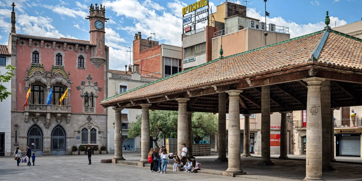 Foto portada: la plaça de la Porxada, amb l'Ajuntament de Granollers al fons.