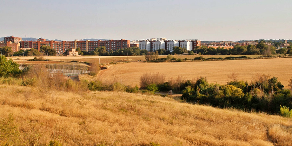 Foto portada: camps entre Sabadell i Terrassa, amb el barri de la Roureda i també Can Llong de fons. Autor: Lucía Marín.