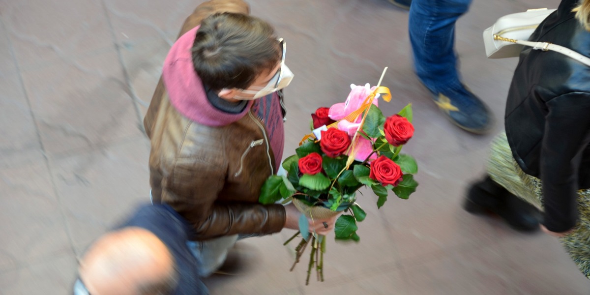 Foto portada: un home amb una rosa el dia de Sant Jordi, l'any 2021. Autor: David B.
