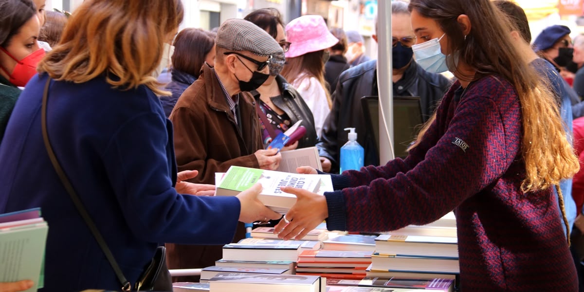 Foto portada: parades de llibres l'any 2021. Autor: David B.