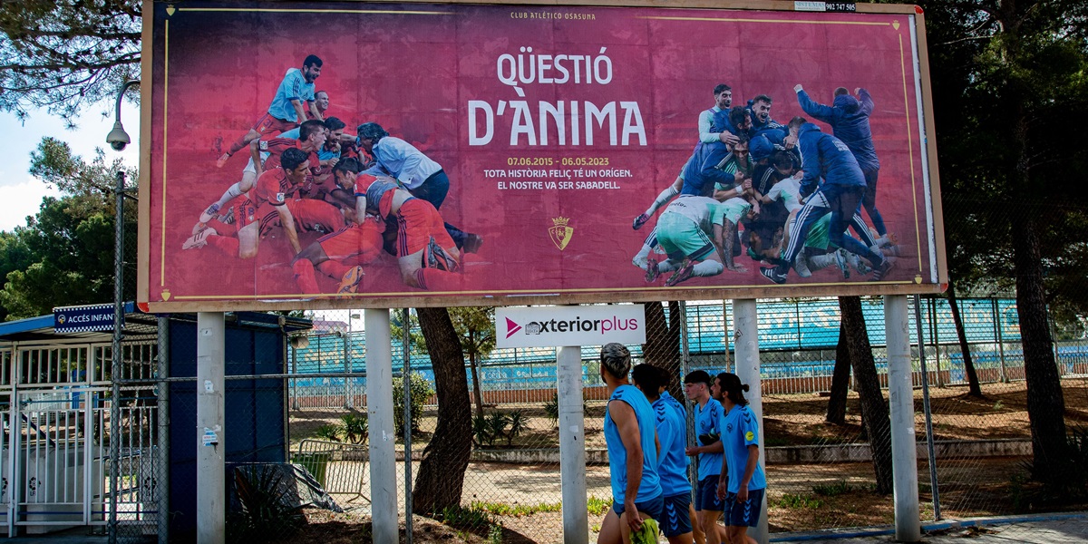 Foto portada: cartell exterior de l'Osasuna a la Nova Creu Alta, aquest 24 d'abril de 2023. Autor: @osasuna via Twitter.