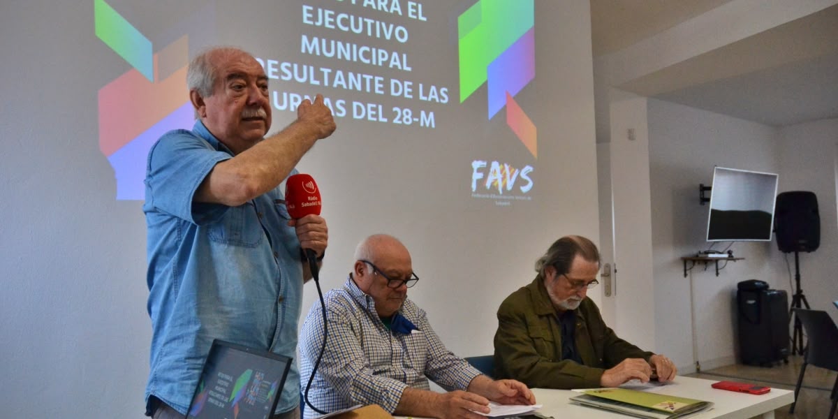 Foto portada: el president de la FAV, Manuel Navas, amb Antonio Recio (AV Torreguitart) i Jordi Torguet (AV La Creu Alta), en una imatge d'arxiu. Autor: J.Muñoz.