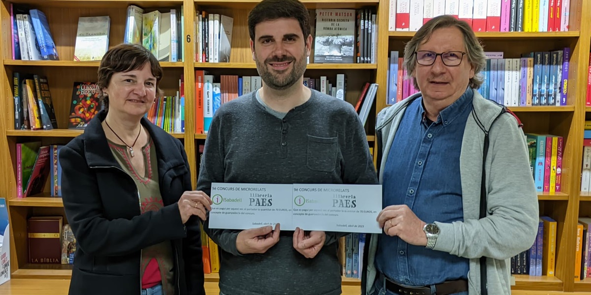Els guanyadors de la novena edició del Concurs de Microrelats de l'iSabadell, amb Mario Prieto, de la llibreria Pes, patrocinador del concurs al mig. Autor: J.d.A.