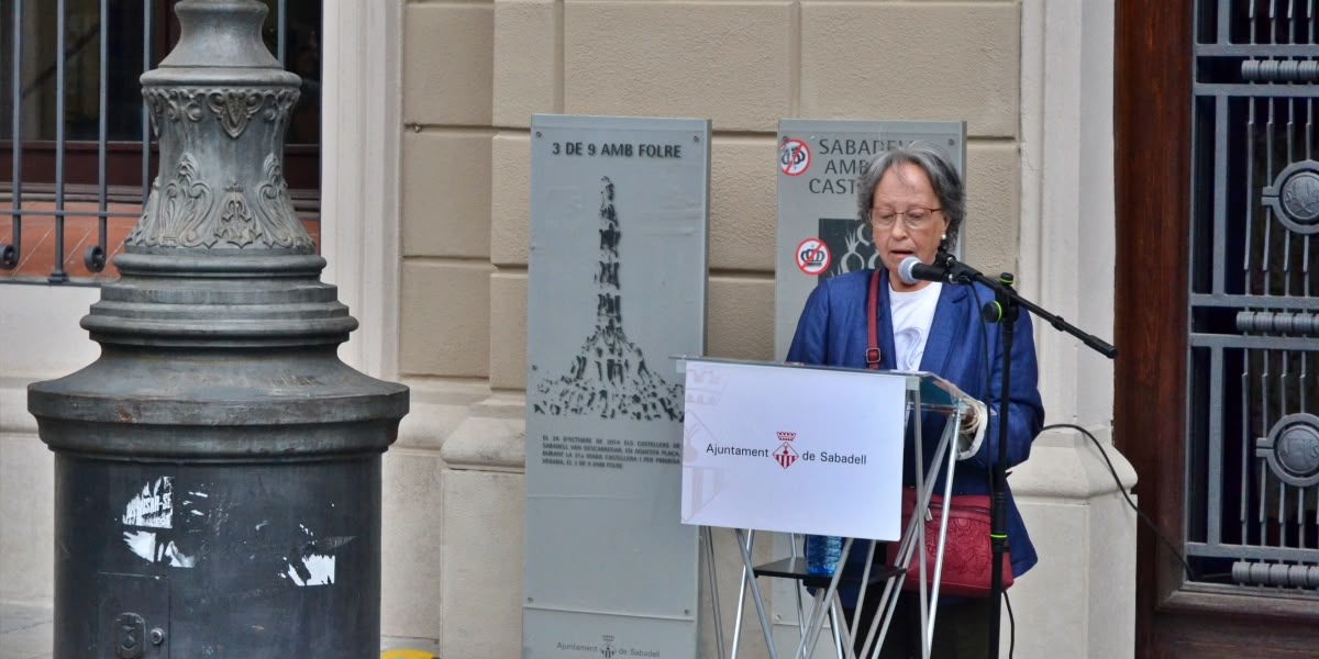 Joana Soler, dona de Jordi Roca, llegint un poema de l'artista, aquest dimecres. Autor: Jordi M.