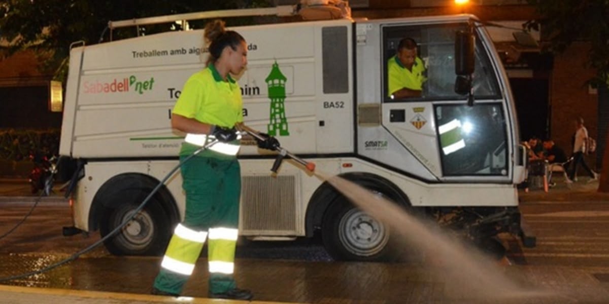 Foto portada: una operària de neteja viària, en una imatge d'arxiu. Autor: cedida.