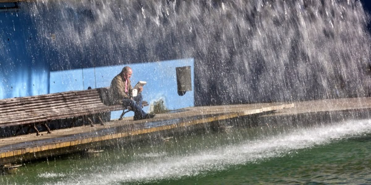 Foto portada: un home, descansant al parc de Catalunya. Autor: J.d.A.