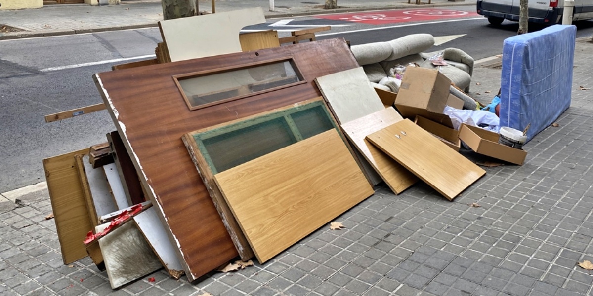 Foto portada: mobles abandonats al carrer. Autora: Lucía Marín.
