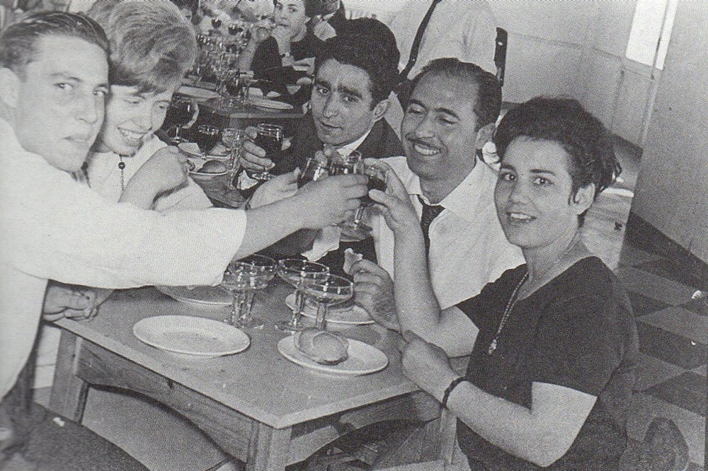Isidire Moles, amb bigoti, en el casament d'uns companys de la JOC (1964)