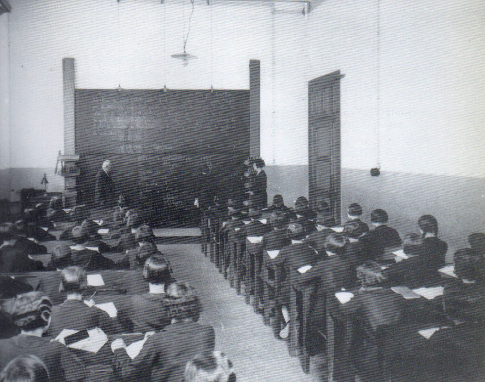 Aula de formació per sargidores a l'Escola Industrial (dècada 1920). Francesc Casañas/AHS.