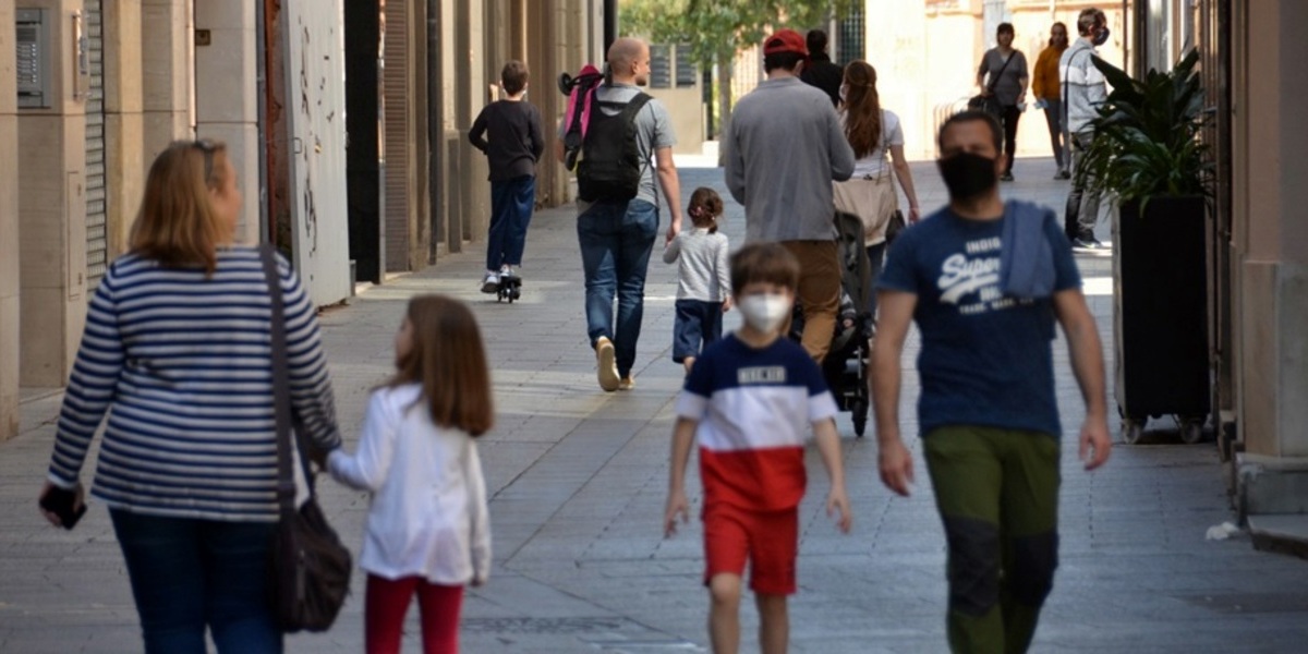 Famílies passejant pels carrers de Sabadell, en una imatge d'arxiu. Autor: David B.
