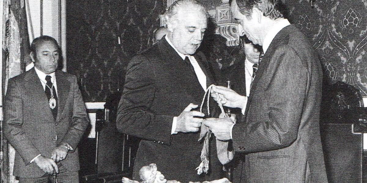 Presa de possessió com alcalde de Josep Burrull a mans de Ricard Royo (1/02/1970). Pere Farran/AHS.