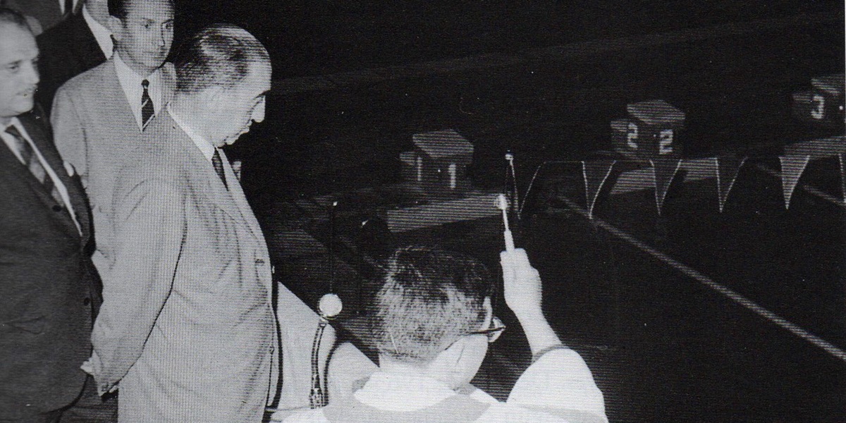 Acte de benedicció en la Inauguració de la piscina municipal amb el Delegado Nacional de Deportes, Joan Antoni Samaranch, l'alcalde Burrull i el governador civil Tomàs Garicano Goñi (2/09/1966). AHS