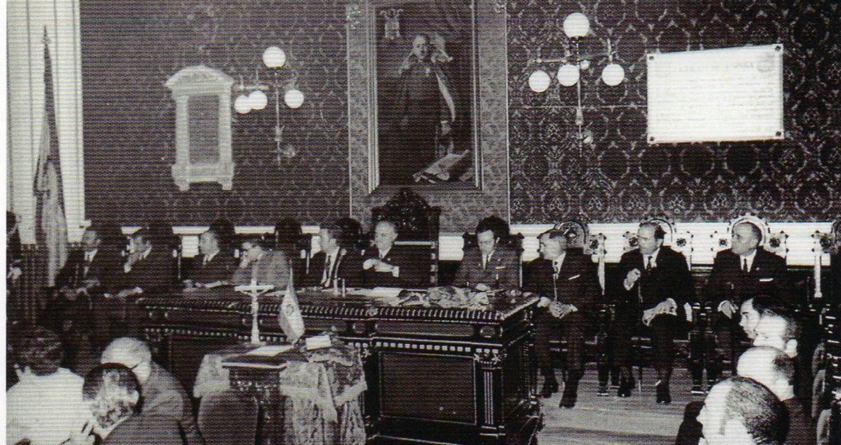 Ple de l'Ajuntament presidit per Burrull (7/02/1971). Pere Farran/AHS.