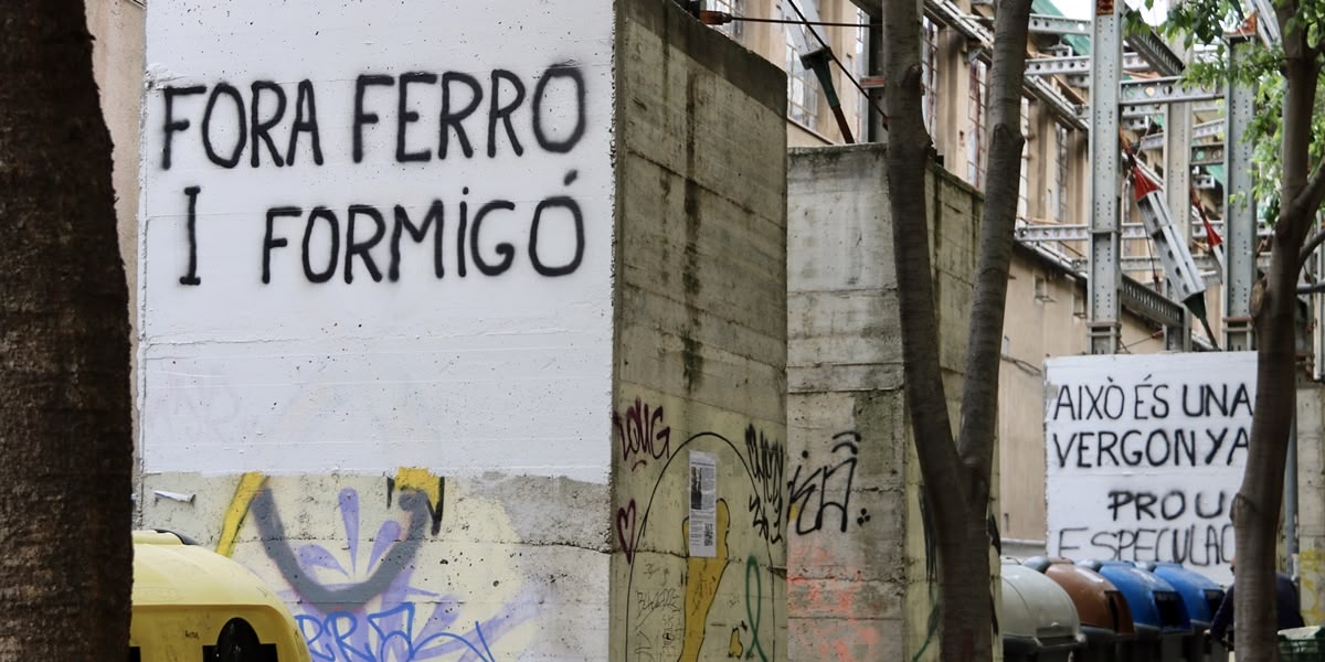 Pintades sobre els murs de protecció, al carrer d'Alemanya. Autor: ACN.