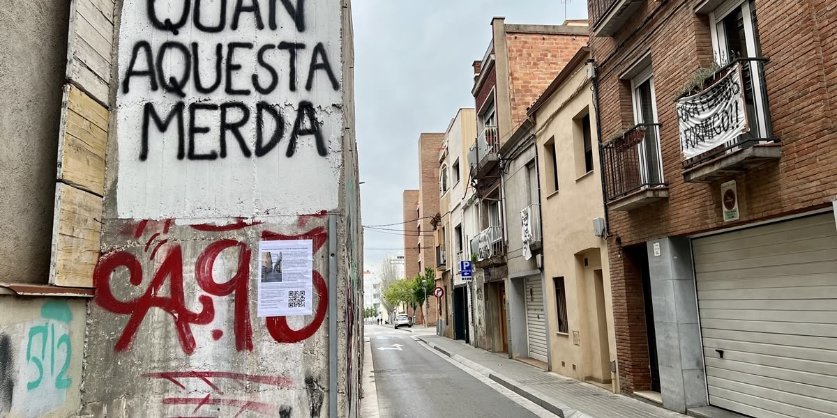 Pintades sobre els murs de protecció, al carrer d'Alemanya. Autor: ACN.