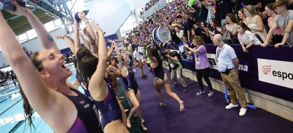 Foto portada: les waterpolistes del Club celebrant el títol a la piscina gran de Can Llong. Autor: @lenaquatics via Twitter.