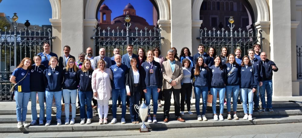 Foto portada: les waterpolistes del CN Sabadell, representants de l'entitat i de l'Ajuntament, a la plaça del Doctor Robert. Autor: J.d.A.