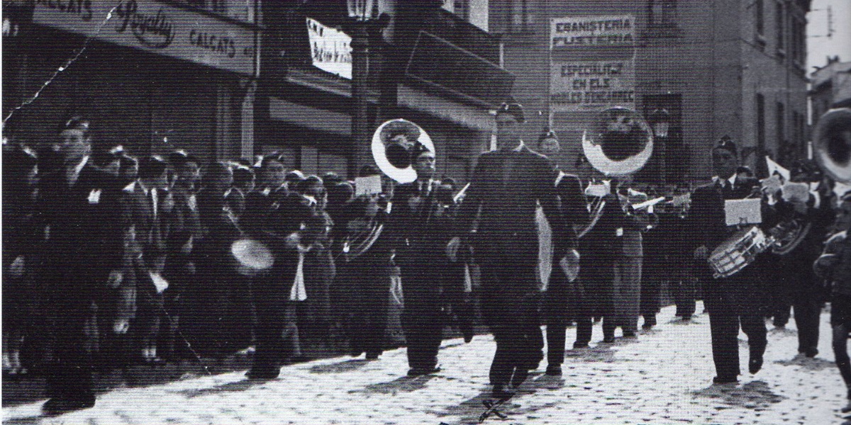 Desfilada de la Banda de la CNT a la plaça Major (1936). Autor desconegut/AHS.
