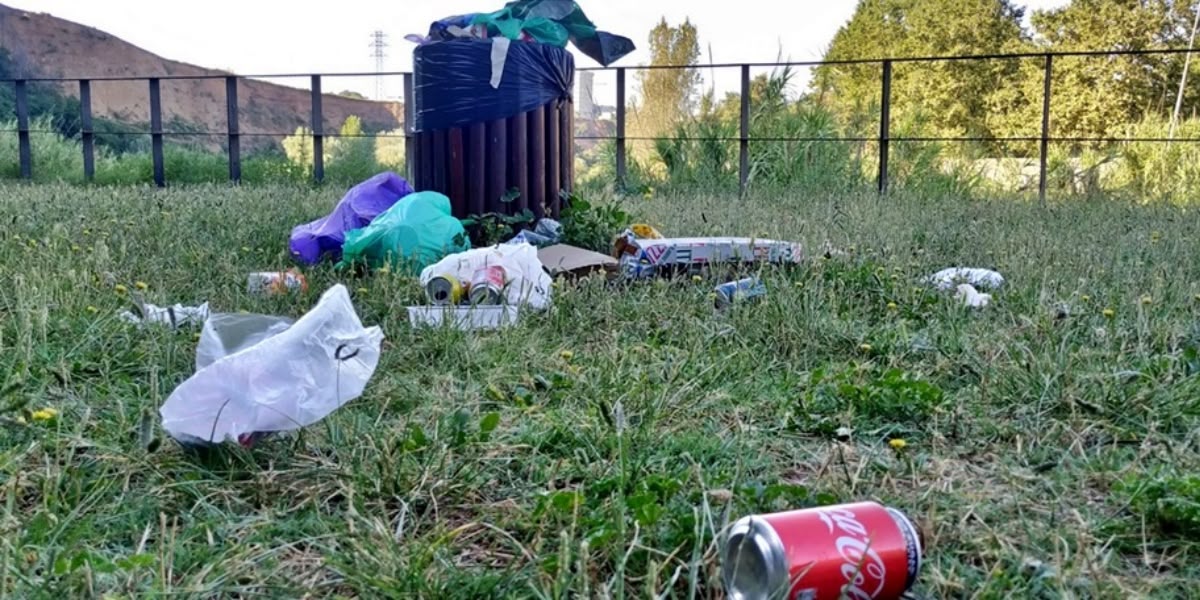 Foto portada: incivisme al parc fluvial del Ripoll. Autor: J.d.A.