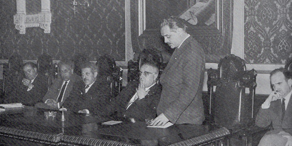 Josep Burrull dempeus, a la seva dreta l'alcalde Marcet i Antoni Llonch en el pla extraordinari de cessament de Marcet i designació de Llonch a l'alcaldia. (26/04/1960).