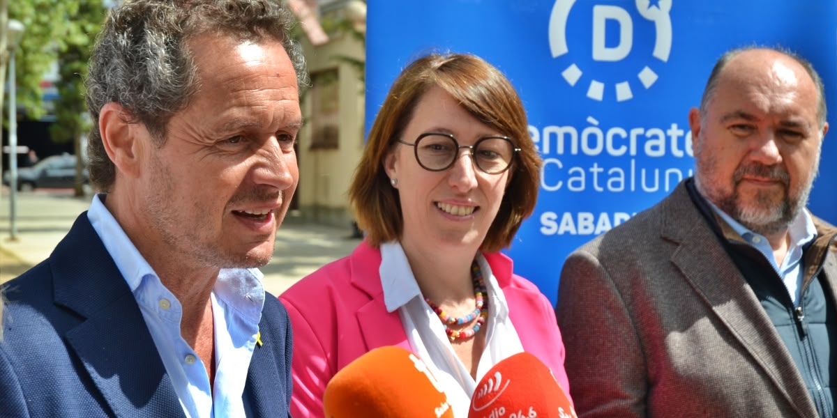 Foto portada: el portaveu de Junts, Lluis Matas, la portaveu nacional i diputada 'Titón' Laïlla i Josep Soler, a la plaça de Carrasco i Formiguera, a La Creu Alta. Autor: J.d.A.