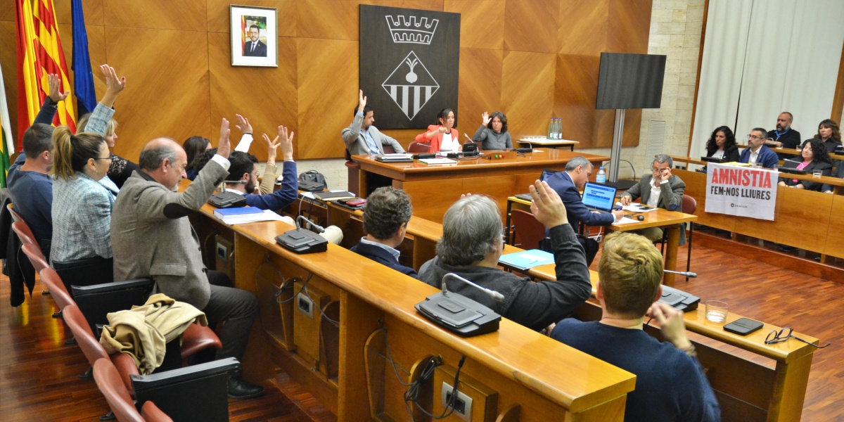 Foto portada: els regidors del PSC, Junts i Morell votant contra la comissió especial d'investigació. Autor: J.d.A.