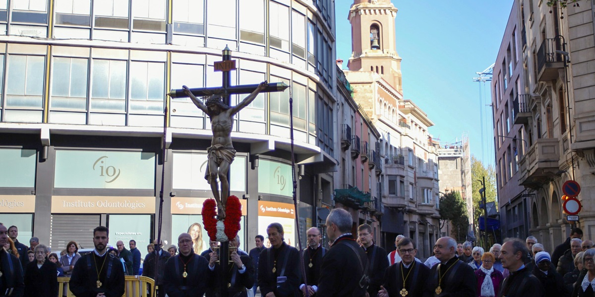Foto portada: la creu de Crist a la confluència entre la Via Massagué i el Passeig Manresa, amb la Puríssima de fons. Autora: Alba Garcia.