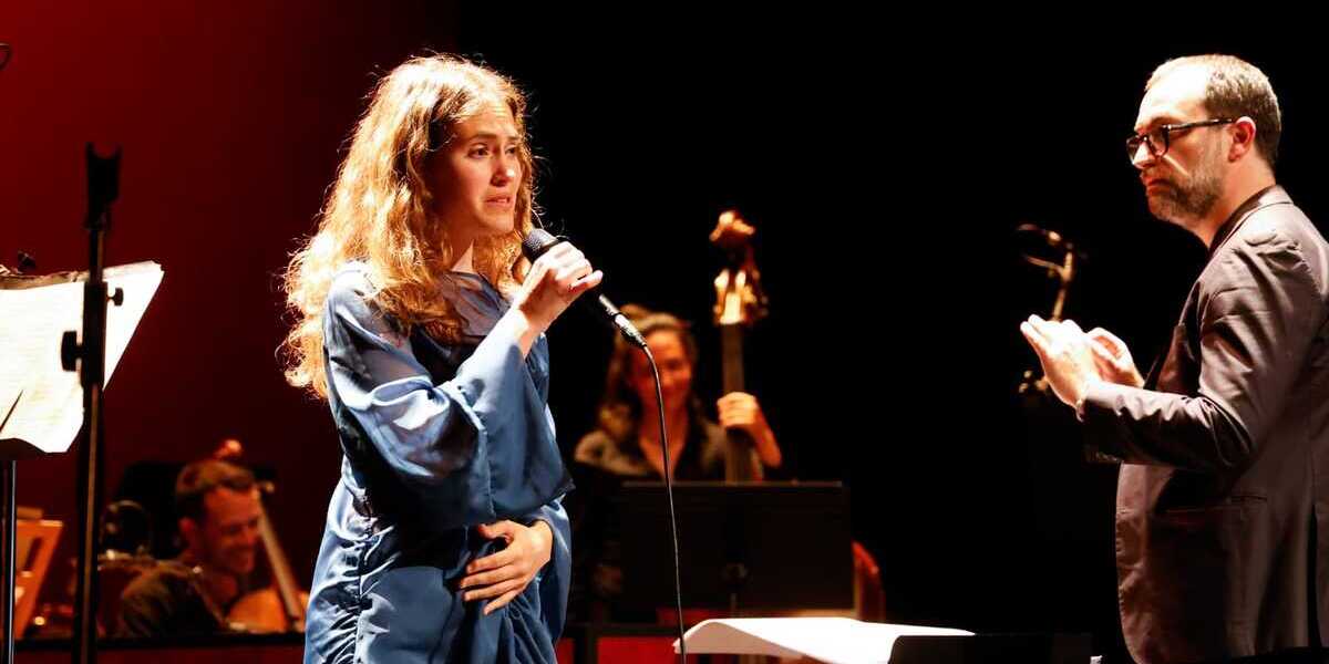 Elena Tarrats (esquerra) i Francesc Prat (dreta), durant el concert de música de cambra al Teatre Principal. Autor: David Jiménez.